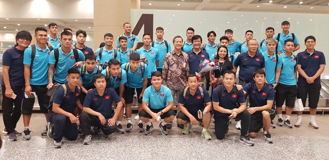 Vừa hạ cánh đảo Bali, đội tuyển Việt Nam được fan nữ vây kín vua ha canh toi dao bali doi tuyen viet nam duoc fan nu vay kin