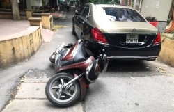 lo dien chu xe mercedes co vet mau bi dap pha bo ven duong