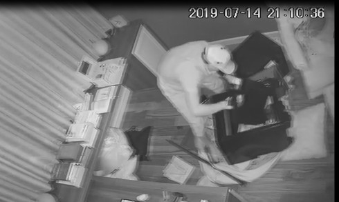 Bắt được nghi phạm đột nhập biệt thự, trộm 5 tỉ đồng của ca sĩ Nhật Kim Anh bat duoc nghi pham dot nhap biet thu trom 5 ti dong cua ca si nhat kim anh