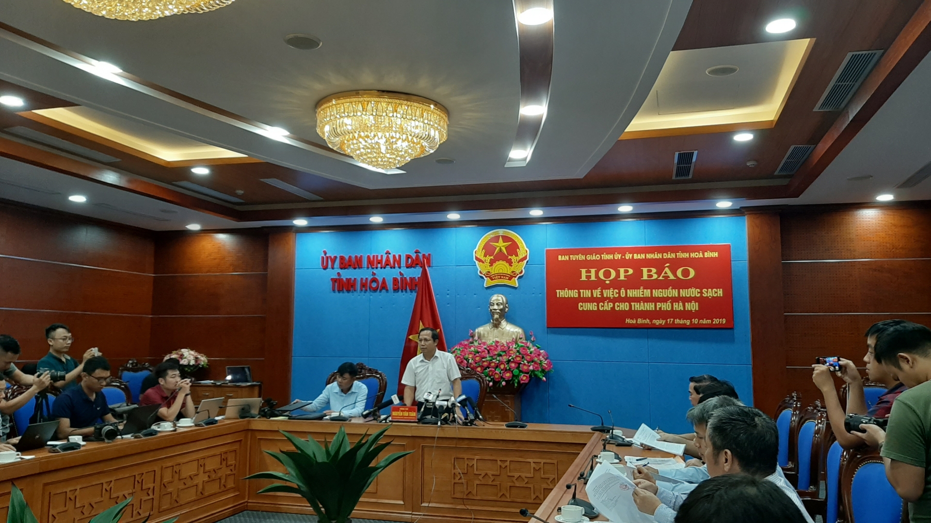 Khởi tố hình sự vụ nước sạch sông Đà bị nhiễm dầu khoi to hinh su vu nuoc sach song da bi nhiem dau