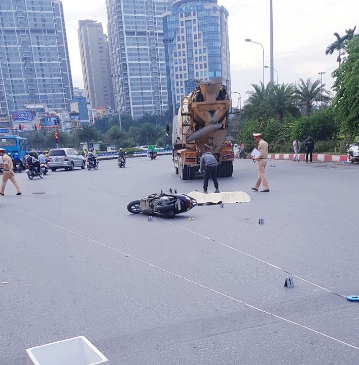 Va chạm với xe bồn chở bê tông, 2 phụ nữ tử vong tại chỗ ha noi va cham voi xe bon cho be tong 2 phu nu tu vong tai cho