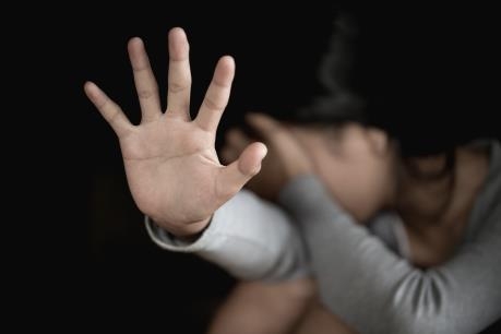 Hôn cổ, gáy... người dưới 16 tuổi có thể bị kết tội Dâm ô hon nguoi duoi 16 tuoi co the bi ket toi dam o
