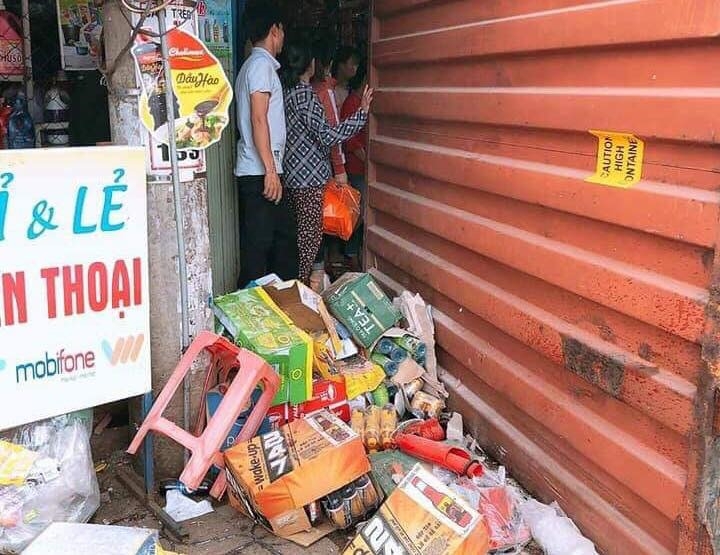 Thùng xe container rơi, đè trúng 2 người đi đường thung xe container roi de trung 2 nguoi di duong