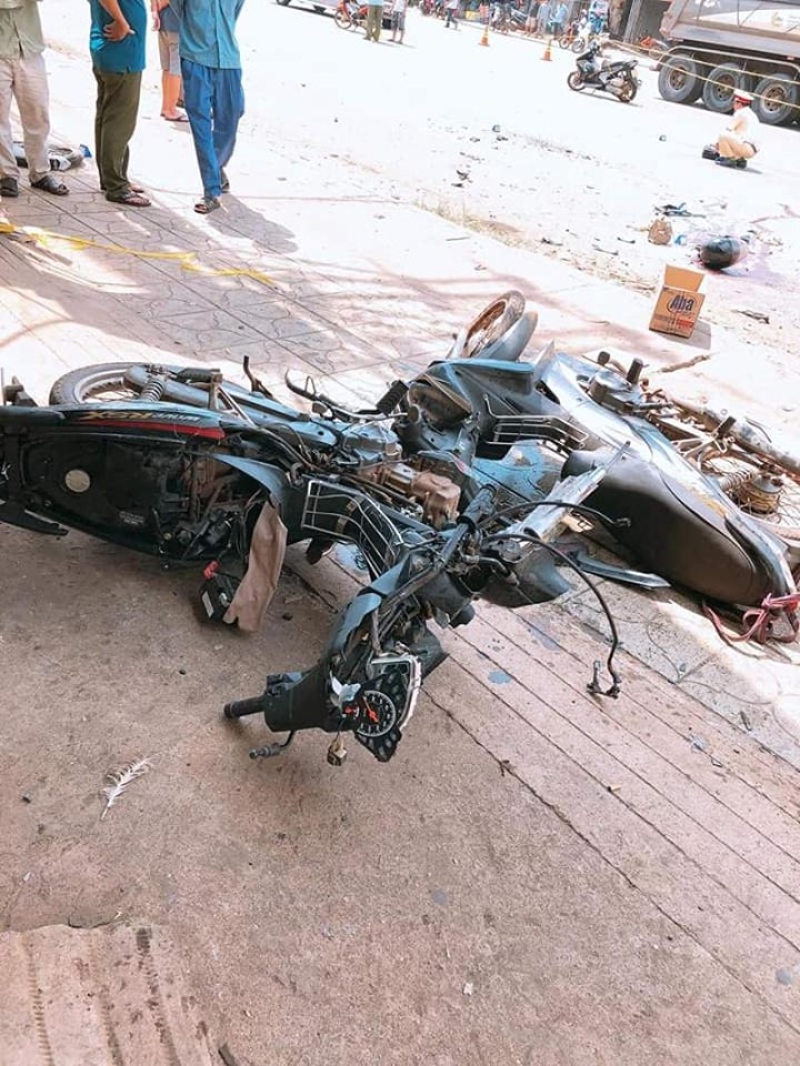Thùng xe container rơi, đè trúng 2 người đi đường thung xe container roi de trung 2 nguoi di duong