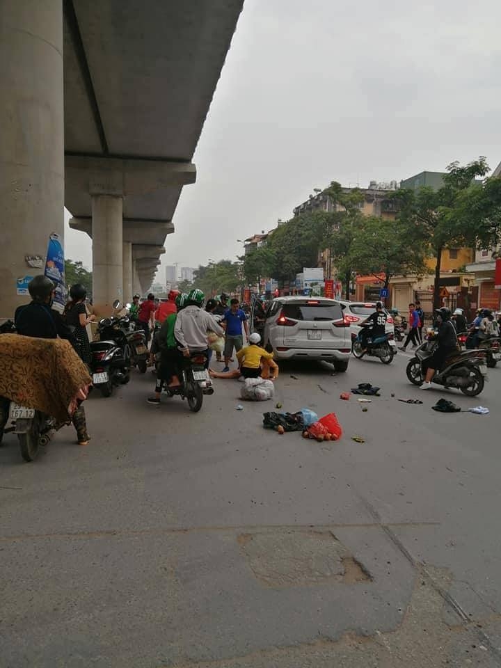 ha noi o to con tong lien hoan tren pho ho tung mau nhieu nguoi nhap vien