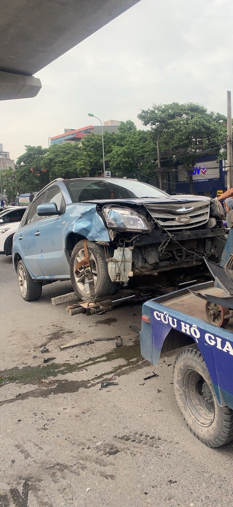 ha noi o to con tong lien hoan tren pho ho tung mau nhieu nguoi nhap vien