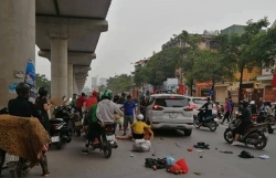 video nga ra duong nguoi dan ong thoat chet than ky duoi banh xe tai