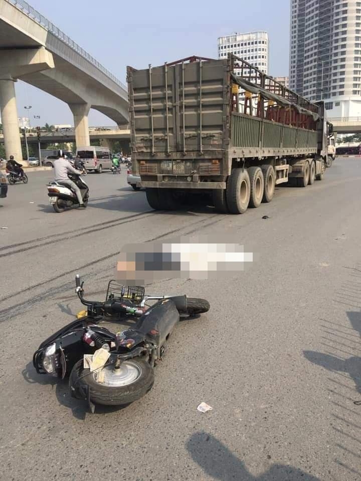 Hà Nội: Va chạm với xe đầu kéo, nữ sinh quê Nam Định tử vong thương tâm ha noi va cham voi xe dau keo nu sinh que nam dinh tu vong thuong tam