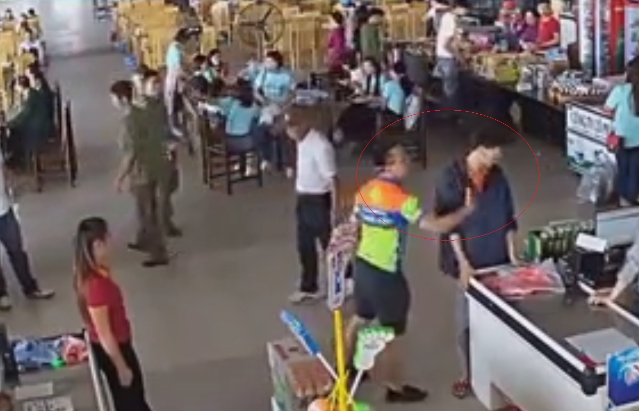 thuong uy cong an nem xuc xich bi cho ra khoi nganh tra ve dia phuong