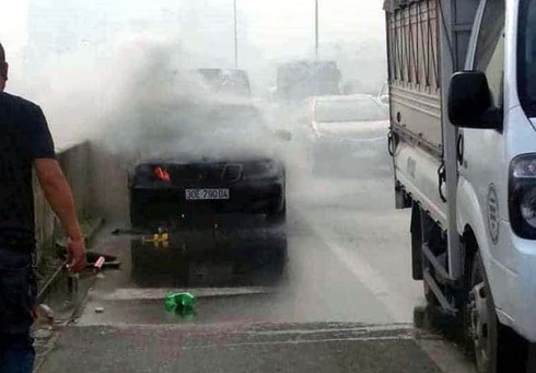 ha noi dang luu thong o to mercedes bat ngo boc chay tren duong vanh dai 3