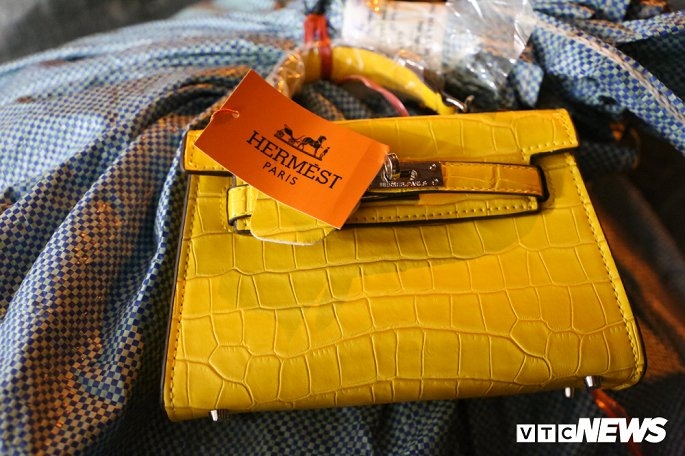 Thu giữ hơn 1000 sản phẩm giả nhãn hiệu Dior, Hermes, LV giá gốc chỉ 30.000 đồng thu giu hon 1000 san pham gia nhan hieu dior hermes lv gia goc chi 30000 dong
