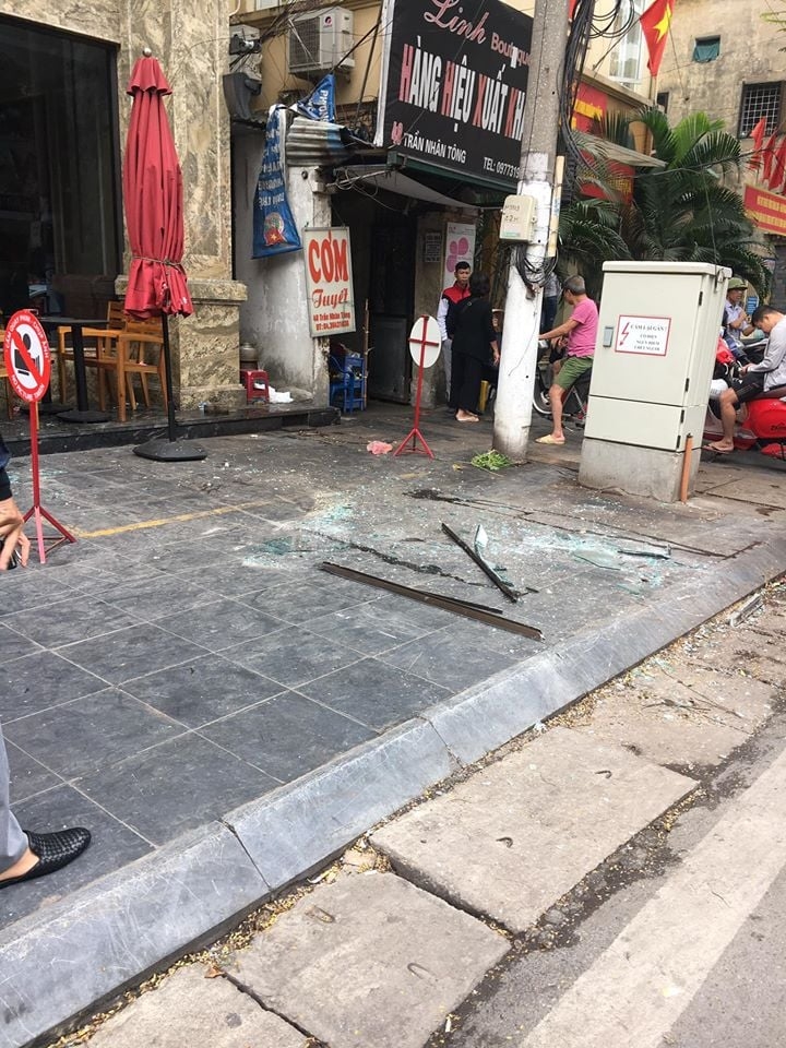 Hà Nội: Tấm kính từ tầng cao của khách sạn bất ngờ rơi xuống, 3 người nhập viện ha noi tam kinh tu tang cao cua khach san bat ngo roi xuong 3 nguoi nhap vien