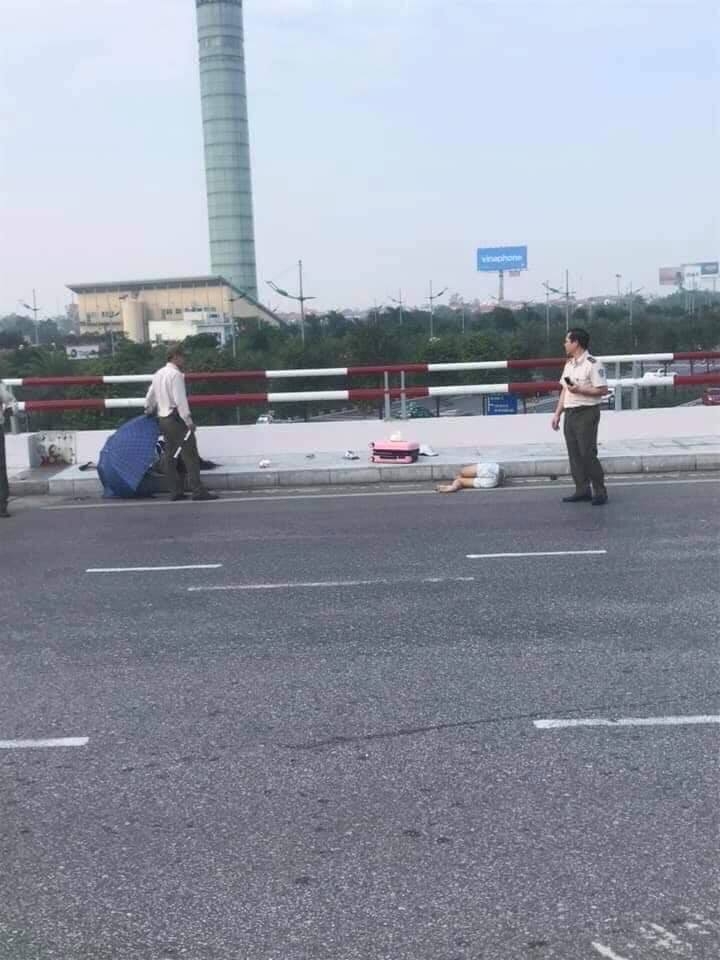 Không đội mũ bảo hiểm, ôm cua với tốc độ cao, 2 người phụ nữ đi xe máy thương vong gần sân bay Nội Bài khong doi mu bao hiem om cua voi toc do cao 2 nguoi phu nu di xe may thuong vong gan san bay noi bai