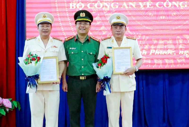 Bổ nhiệm 2 tân Phó giám đốc Công an tỉnh Bình Phước bo cong an bo nhiem 2 tan pho giam doc cong an tinh binh phuoc