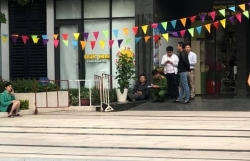 thot tim be gai 6 ngoi vat veo ngoai ban cong tang 6 chung cu ecopark gao khoc goi me