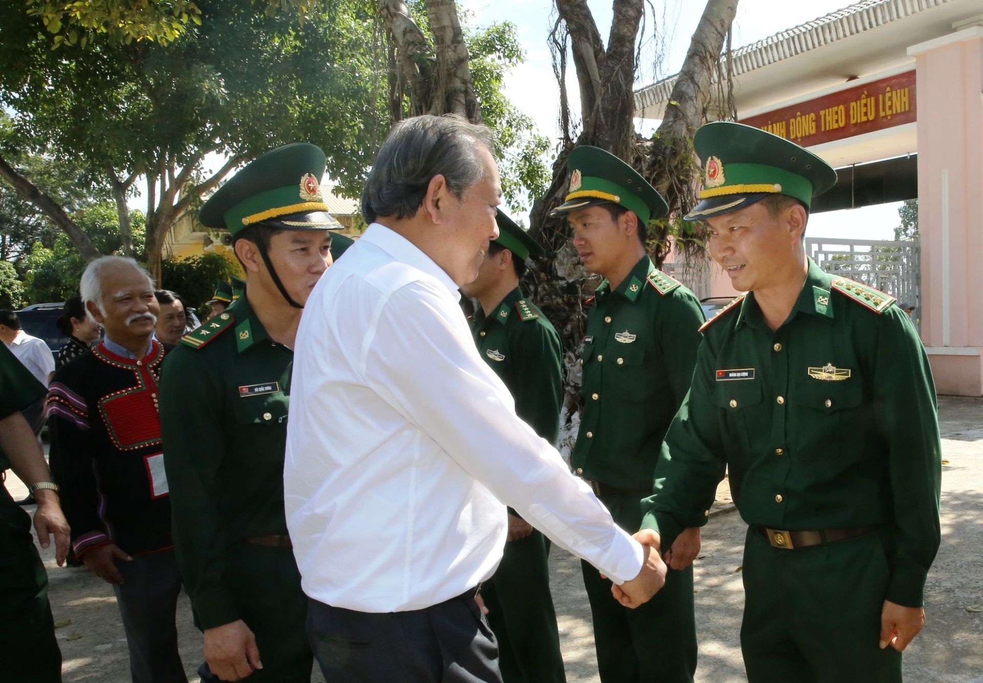 Phó Thủ tướng Trương Hòa Bình thăm Đồn Biên phòng cửa khẩu quốc tế Lệ Thanh pho thu tuong truong hoa binh tham don bien phong cua khau quoc te le thanh