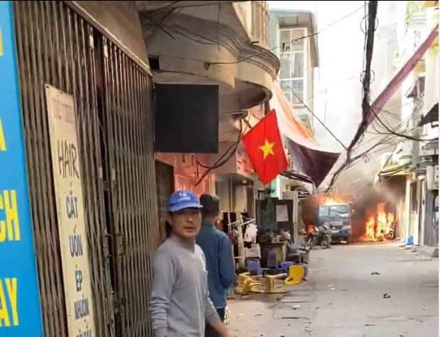 Hà Nội: Nổ bình gas gây cháy dữ dội trên phố Bùi Ngọc Dương ha noi no binh gas gay chay lon tren pho bui ngoc duong