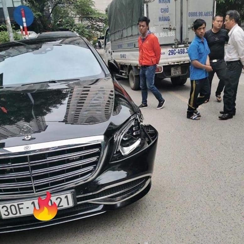 Xe tải lùi vỡ đèn Mercedes Maybach: Mức bồi thường do 2 bên tự thương lượng tin moi vu xe tai lui vo dau xe sang mercedes maybach o cau giay