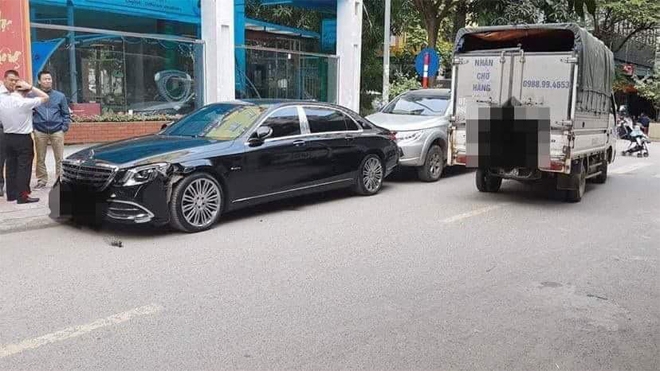 Xe tải lùi vỡ đèn Mercedes Maybach: Mức bồi thường do 2 bên tự thương lượng tin moi vu xe tai lui vo dau xe sang mercedes maybach o cau giay