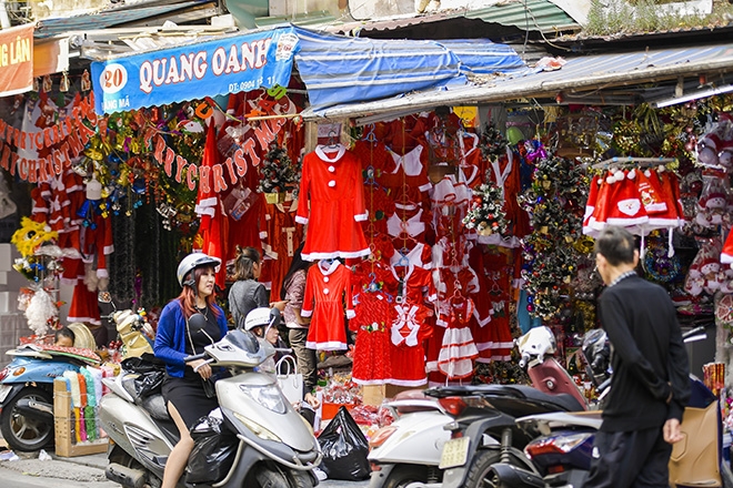 Tiểu thương sẵn sàng hàng hóa phục vụ Giáng sinh chua den giang sinh do trang tri noel da ngap tran xuong pho
