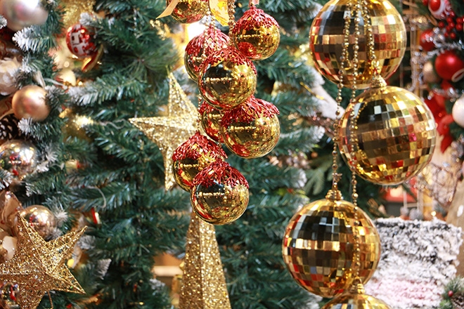 Tiểu thương sẵn sàng hàng hóa phục vụ Giáng sinh chua den giang sinh do trang tri noel da ngap tran xuong pho