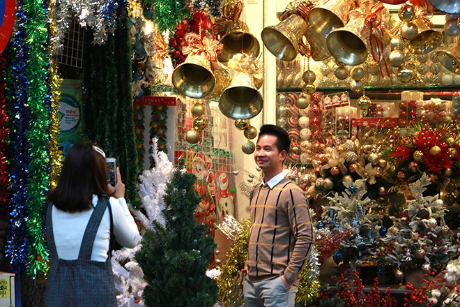Tiểu thương sẵn sàng hàng hóa phục vụ Giáng sinh chua den giang sinh do trang tri noel da ngap tran xuong pho