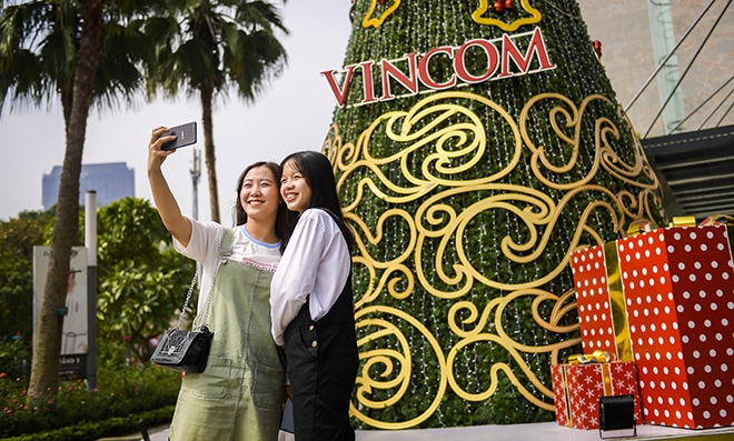 Tiểu thương sẵn sàng hàng hóa phục vụ Giáng sinh chua den giang sinh do trang tri noel da ngap tran xuong pho