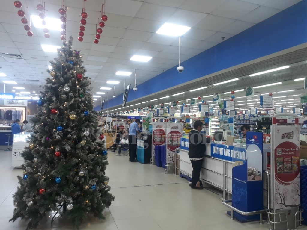 Tiểu thương sẵn sàng hàng hóa phục vụ Giáng sinh chua den giang sinh do trang tri noel da ngap tran xuong pho