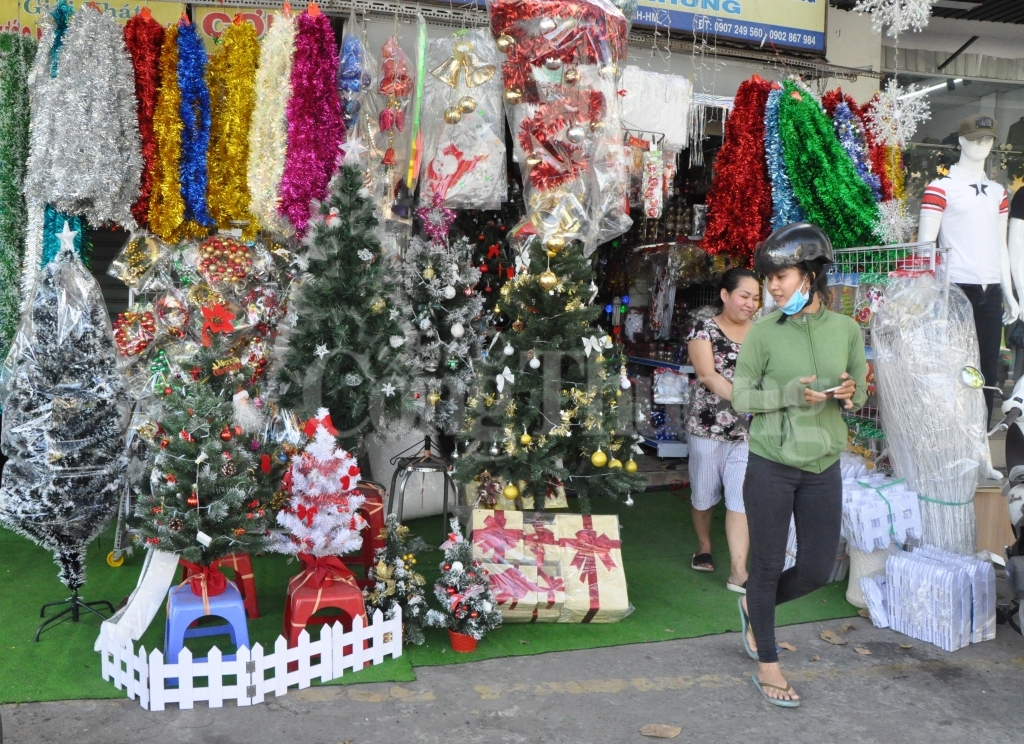 Tiểu thương sẵn sàng hàng hóa phục vụ Giáng sinh chua den giang sinh do trang tri noel da ngap tran xuong pho
