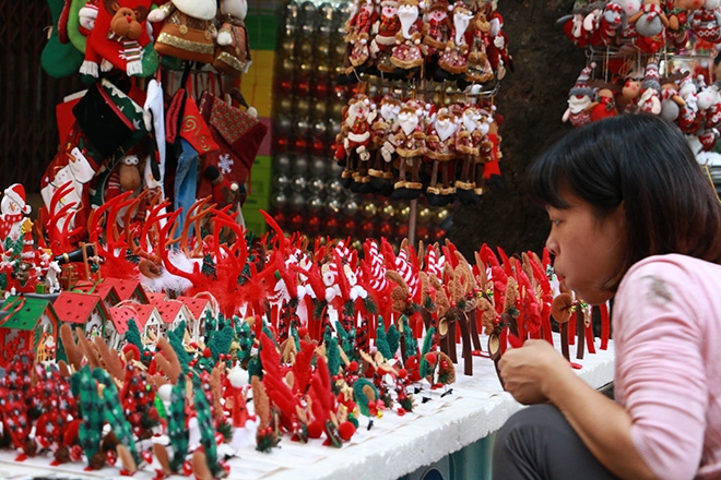 Tiểu thương sẵn sàng hàng hóa phục vụ Giáng sinh chua den giang sinh do trang tri noel da ngap tran xuong pho