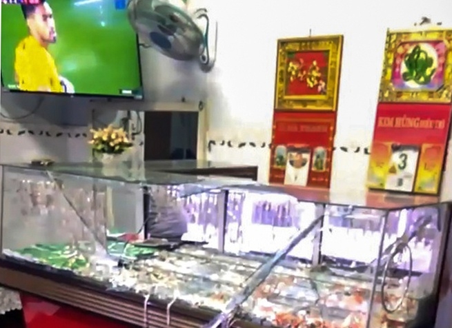 Clip: Tên cướp dùng búa đánh gục chủ tiệm vàng ở Bình Định clip ten cuop dung bua danh guc chu tiem vang o binh dinh