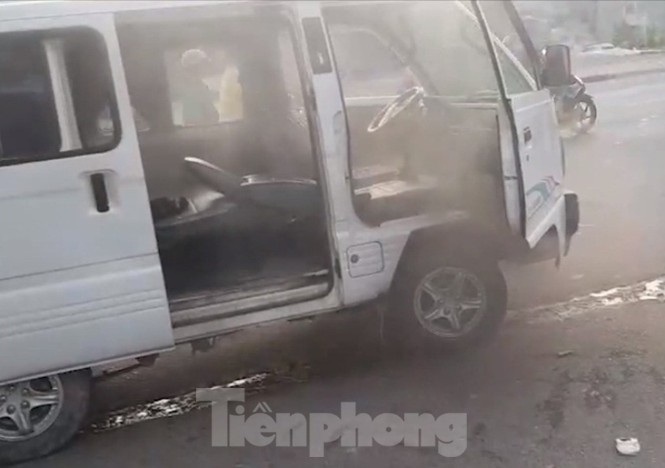 binh duong xe dua don hoc sinh bat ngo boc chay tren duong toi truong