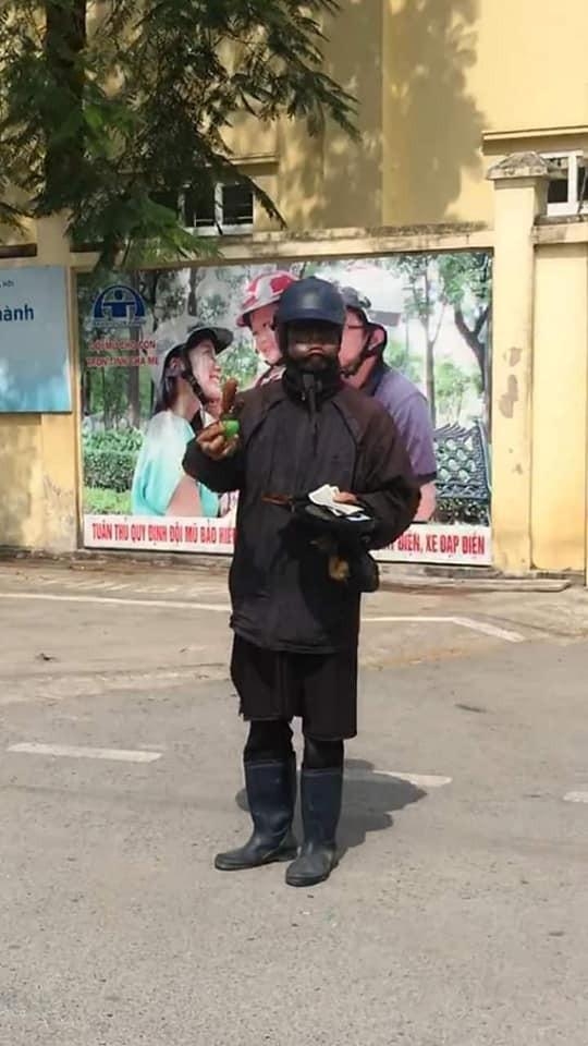 Clip: Đối tượng người mặc đồ đen cầm đầu gà, xúc xích đánh nhân viên hiệu thuốc clip doi tuong nguoi mac do den cam dau ga xuc xich danh nhan vien hieu thuoc