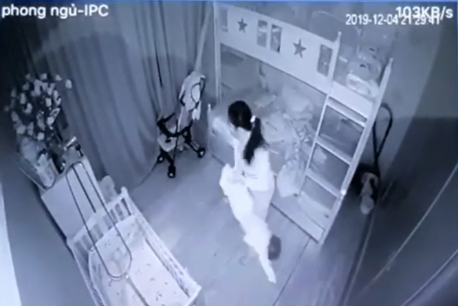 Video: Giúp việc dốc ngược bé gái 1 tuổi ném xuống giường vì không chịu ngủ video phan no giup viec cam chan be gai hon 1 tuoi doc nguoc nem xuong giuong vi khong chiu ngu