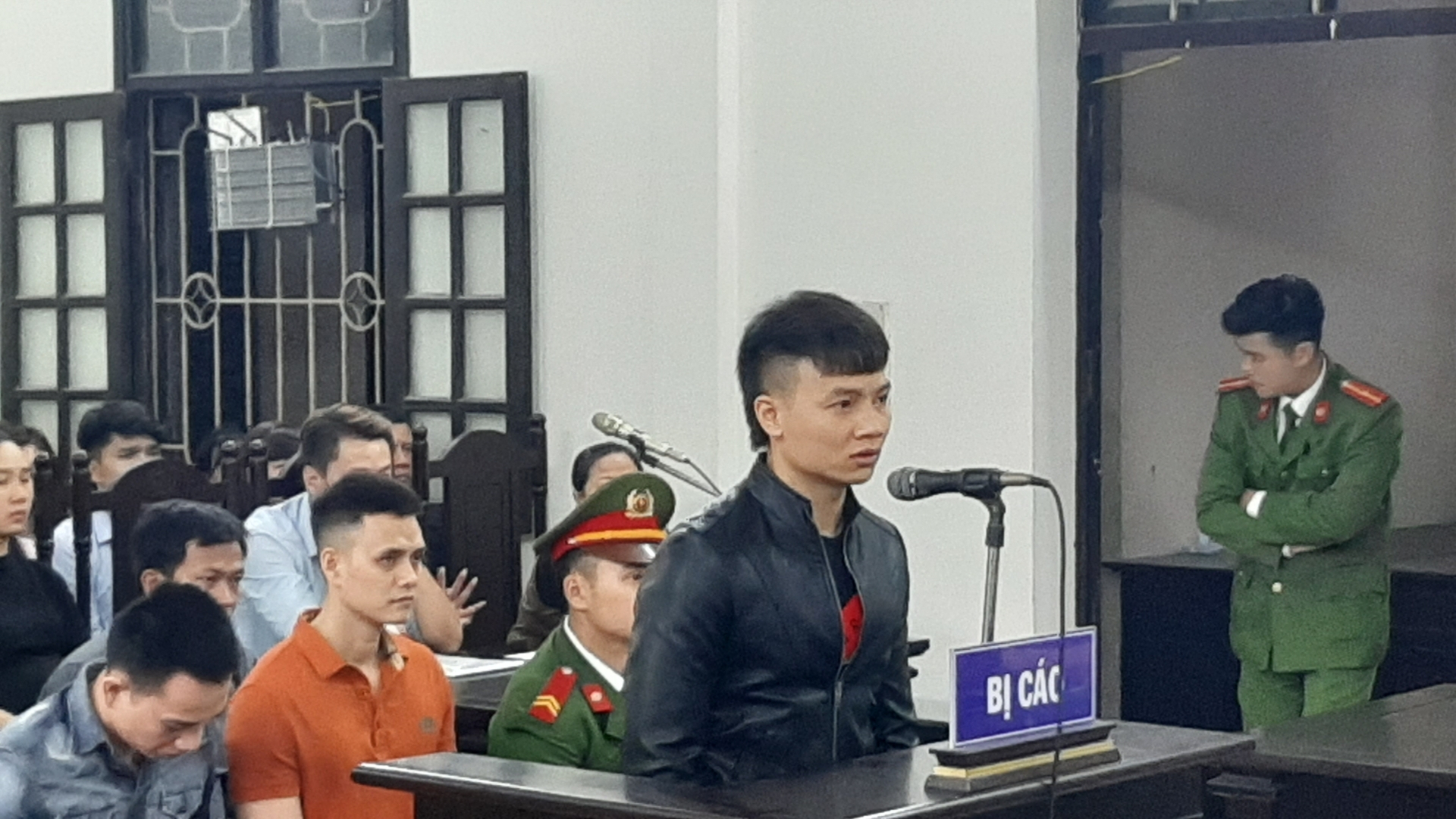 kha banh cung dong bon gui don xin giam an tu