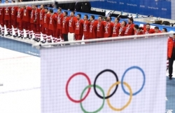 olympic 2020 van dong vien ngu tren giuong lam tu bia carton