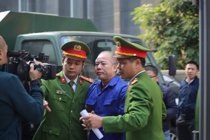 Hung thủ sát hại 4 mạng người ở Đan Phượng bật khóc tại tòa hung thu sat hai ca nha em trai o dan phuong bat khoc tai toa