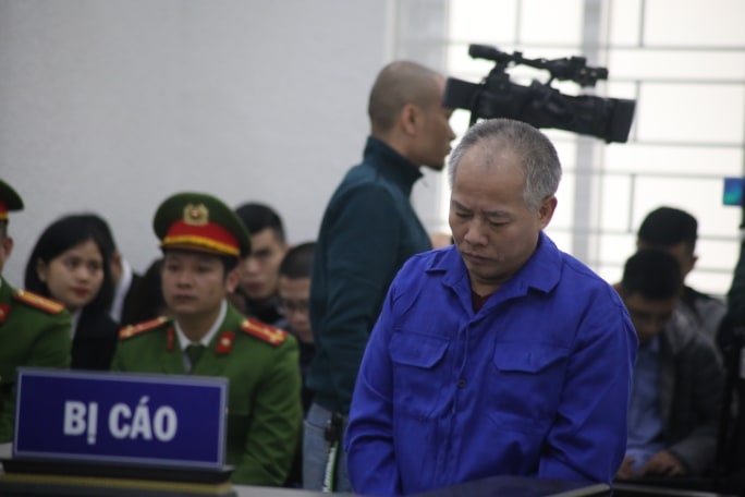 Kẻ sát hại cả nhà em trai ở Đan Phượng khóc nức nở, tóc bạc trắng hung thu sat hai ca nha em trai o dan phuong khoc nuc no bi cao vo cung hoi han