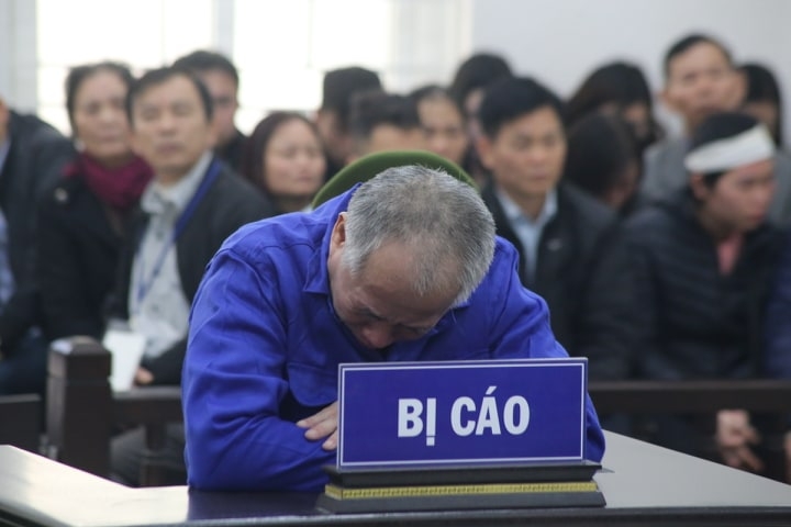 Kẻ sát hại cả nhà em trai ở Đan Phượng khóc nức nở, tóc bạc trắng hung thu sat hai ca nha em trai o dan phuong khoc nuc no bi cao vo cung hoi han