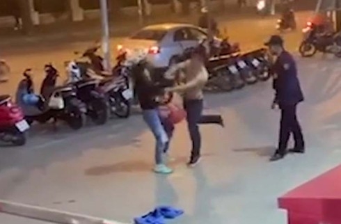 Đình chỉ nam bảo vệ đánh phụ nữ ở Trung tâm thương mại Artemis dinh chi nam bao ve danh phu nu o trung tam thuong mai artemis