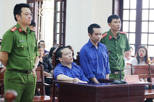 Làm giả thuốc trị ung thư từ than tre, TGĐ 8X lĩnh 22 năm tù lam gia thuoc tri ung thu tu than tre tgd 8x linh 22 nam tu