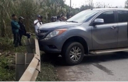 video phan no o to phong nhu ten lua dam vang 2 nguoi di xe may roi bo chay
