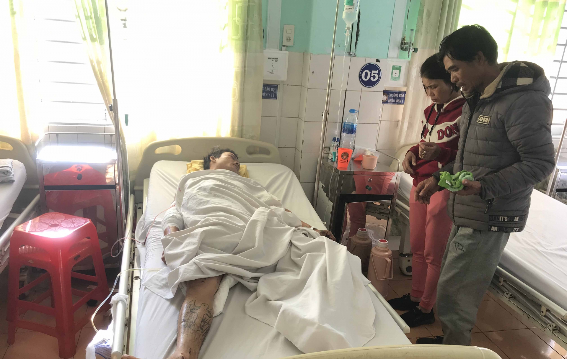 Gia Lai: Tò mò xem cưa đầu đạn, 3 người thương vong gia lai to mo xem cua dau dan 3 nguoi thuong vong