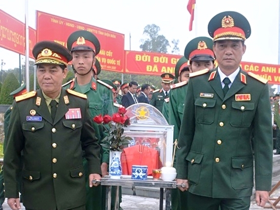 Điện Biên đón nhận, truy điệu và an táng hài cốt liệt sĩ quân tình nguyện Việt Nam - Lào dien bien don nhan truy dieu va an tang 15 hai cot liet si quan tinh nguyen viet nam hy sinh tai lao