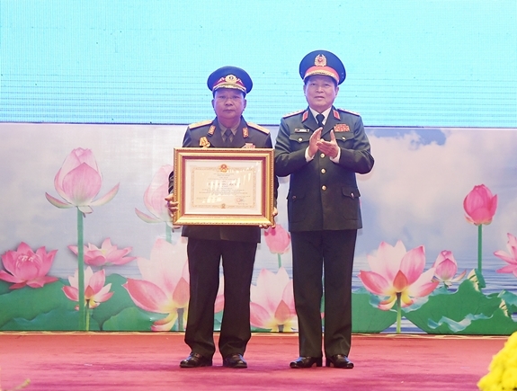 trao tang huan chuong nha nuoc viet nam va nha nuoc lao cho lanh dao quan doi hai nuoc