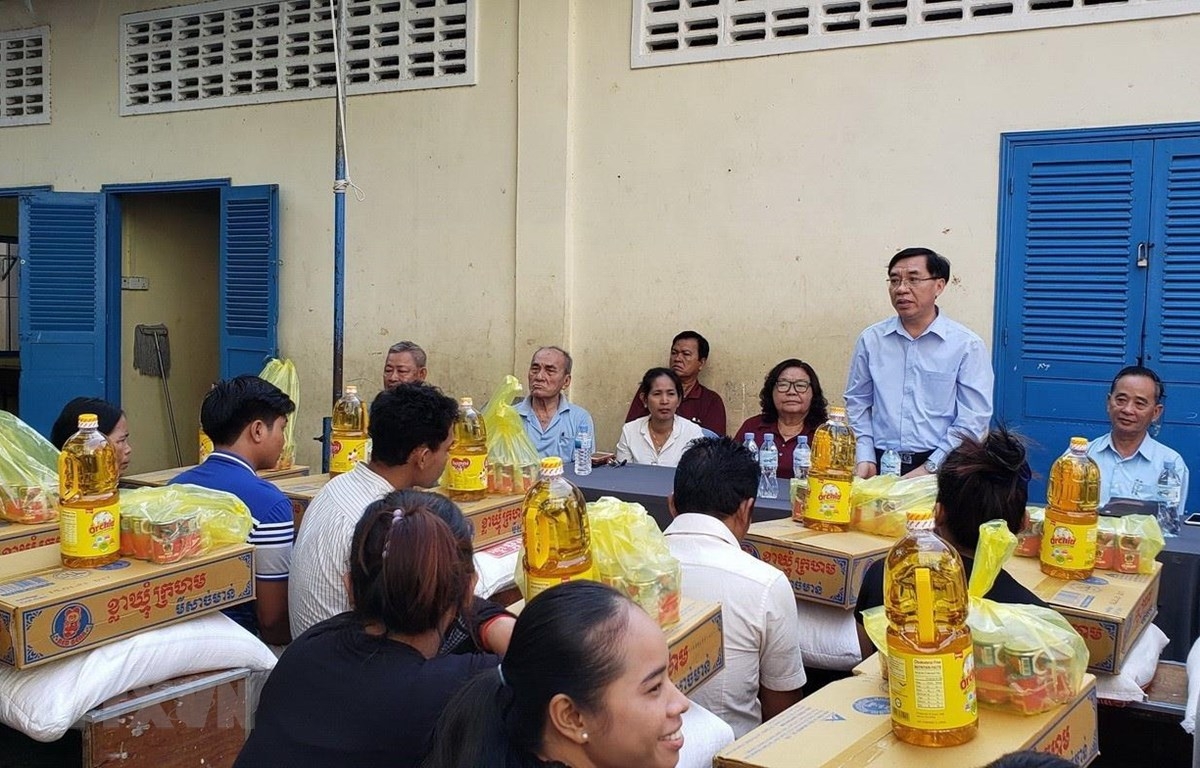 Sứ quán Việt Nam tặng quà gia đình gốc Việt sau vụ hoả hoạn ở Phnom Penh su quan viet nam tang qua gia dinh goc viet sau vu hoa hoan o phnom penh