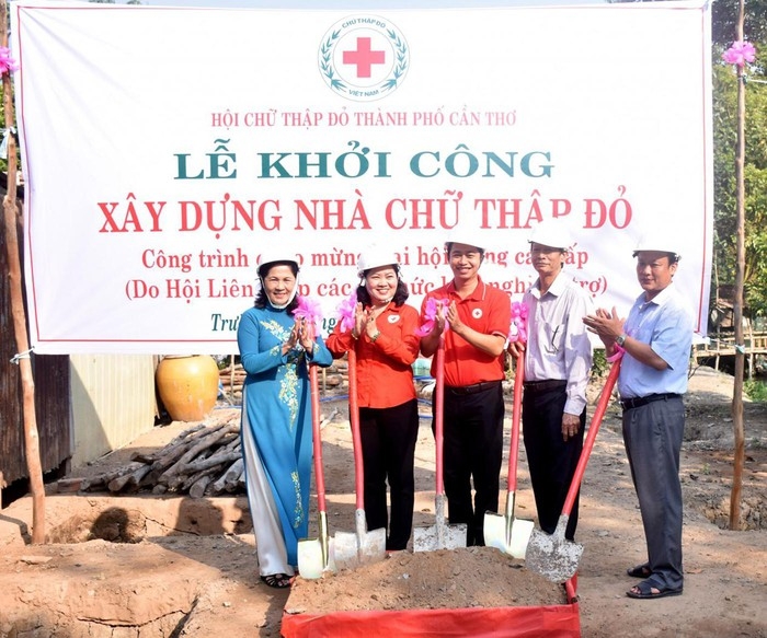 Liên hiệp Cần Thơ hỗ trợ xây dựng nhà Chữ thập đỏ cho hộ nghèo lien hiep can tho ho tro xay dung nha chu thap do cho ho ngheo
