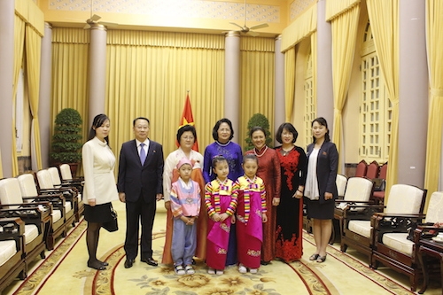 Đại biểu Triều Tiên: Ghi mãi trong tim hình ảnh người Việt Nam chào đón Chủ tịch Kim Jong Un dai bieu trieu tien ghi mai trong tim hinh anh nguoi viet nam chao don chu tich kim jong un