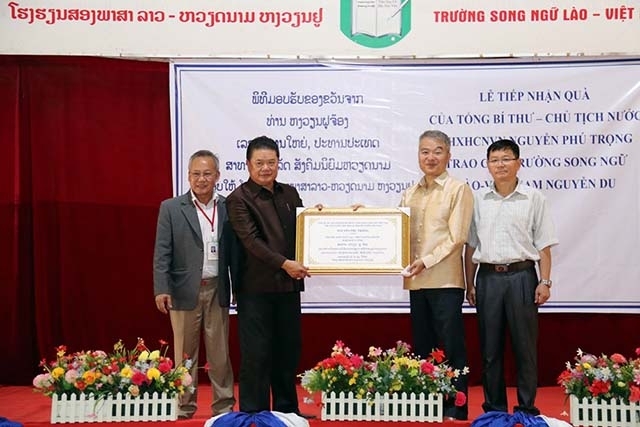 Quà tặng của Tổng Bí thư, Chủ tịch nước Nguyễn Phú Trọng cho Trường song ngữ Lào - Việt Nam qua tang cua tong bi thu chu tich nuoc nguyen phu trong cho truong song ngu lao viet nam