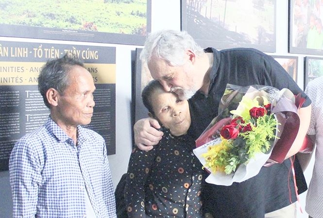 Ông Tây mê đắm…Bru-Vân Kiều ong tay me dam bru van kieu